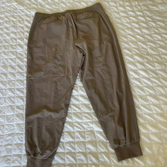 Banana Republic Air stretch jogger pants in taupe - Picture 9 of 10
